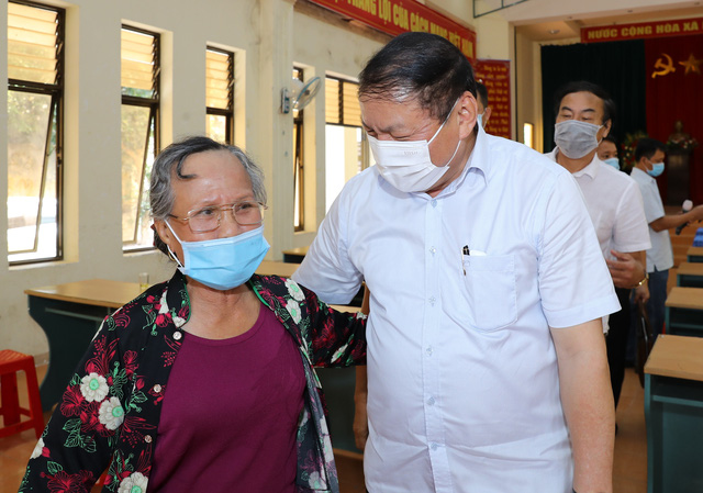 Bộ trưởng Nguyễn Văn Hùng thăm hỏi cử tri thị trấn Đăk Rve, huyện Kon Rẫy